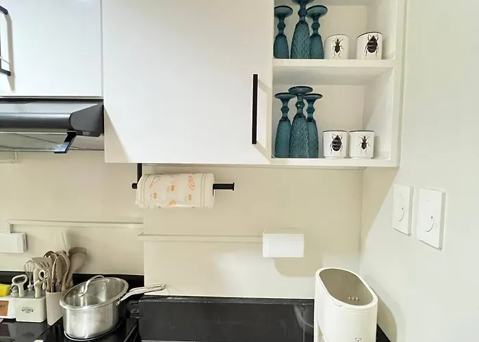 Paris Theme Near Ayala Feliz Mall 2br Netflix Prime Hbo Max Internet With Pool Parking Fee Manila